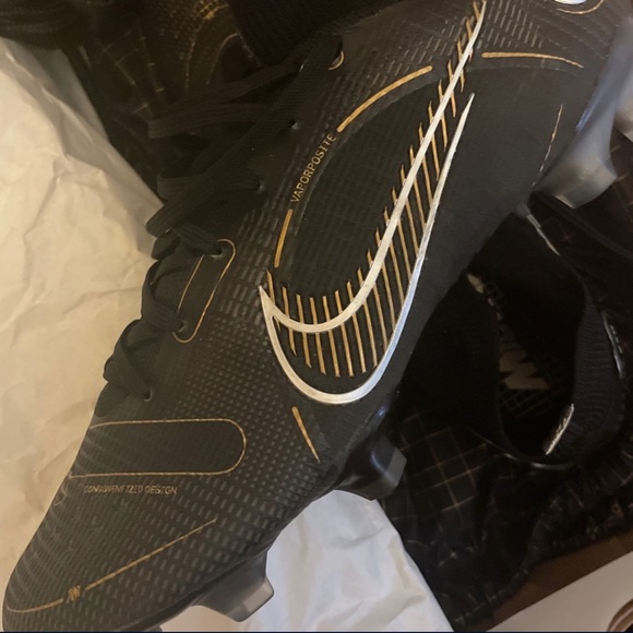 Size 8 worn once Superfly cleats
